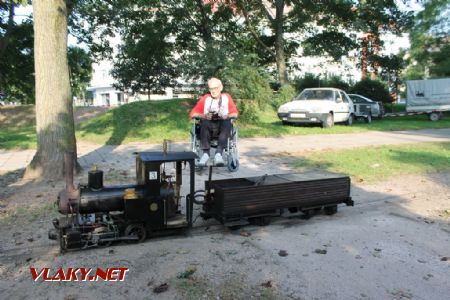 26.08.2017 - Hradec Králové, Smetanovo nábř.: velká mašinka a malý autor - nebo je to naopak? © Karel Furiš