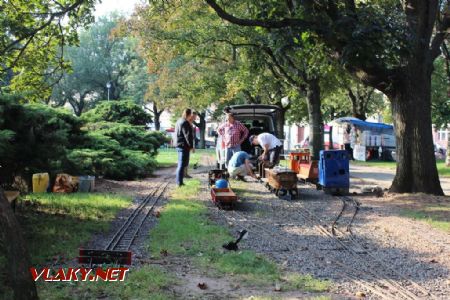 26.08.2017 - Hradec Králové, Smetanovo nábř.: ruch na nádražíčku © PhDr. Zbyněk Zlinský