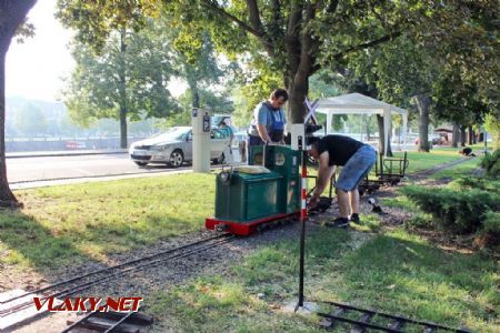 26.08.2017 - Hradec Králové, Smetanovo nábř.: pardubická souprava v čele se strojem ''Hugo'' se chystá k provozu © PhDr. Zbyněk Zlinský