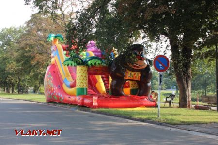 26.08.2017 - Hradec Králové, Smetanovo nábř.: atrakce pro děti tentokrát na opačném břehu Labe © PhDr. Zbyněk Zlinský