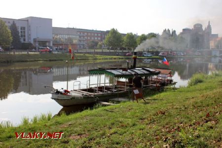 26.08.2017 - Hradec Králové, Smetanovo nábř.: parník ''Královna Eliška'' na pozadí sekce historické hasičské techniky © PhDr. Zbyněk Zlinský