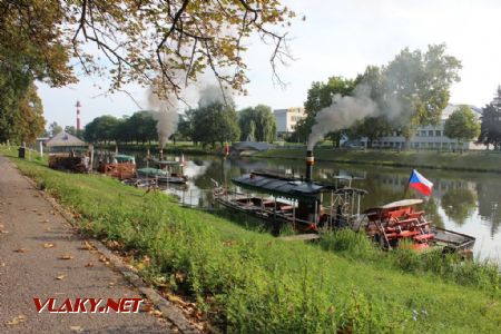 26.08.2017 - Hradec Králové, Smetanovo nábř.: přístaviště je připraveno na nával cestujících © PhDr. Zbyněk Zlinský