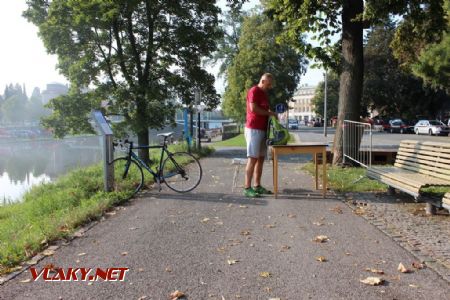 26.08.2017 - Hradec Králové, Smetanovo nábř.: pokladna u zadního vstupu se chystá k provozu © PhDr. Zbyněk Zlinský