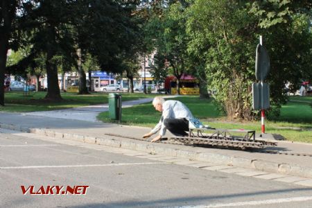 26.08.2017 - Hradec Králové, Smetanovo nábř.: stavba trati mobilní dětské železnice © PhDr. Zbyněk Zlinský