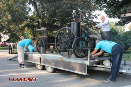 26.08.2017 - Hradec Králové, Smetanovo nábř.: už tradičně přijely repliky parního automobilu Baffrey a parního motocyklu Roper © PhDr. Zbyněk Zlinský