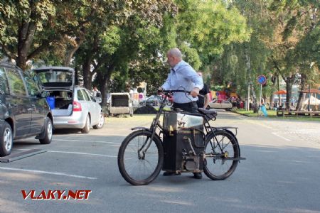 26.08.2017 - Hradec Králové, Smetanovo nábř.: replika parního motocyklu Roper © PhDr. Zbyněk Zlinský