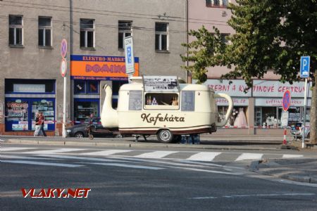 26.08.2017 - Hradec Králové, Smetanovo nábř.: vtipná kafírna je na svém obvyklém místě © PhDr. Zbyněk Zlinský