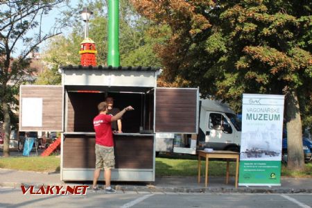 26.08.2017 - Hradec Králové, Smetanovo nábř.: reklama Vagonářského muzea je letos jediným spojením akce s velkou železnicí © PhDr. Zbyněk Zlinský