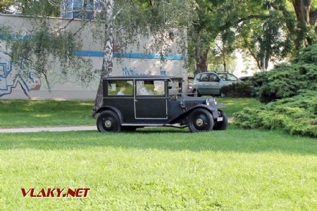 26.08.2017 - Hradec Králové, Smetanovo nábř.: přijela Tatra 12 z roku 1927 © Karel Furiš