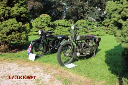 26.08.2017 - Hradec Králové, Smetanovo nábř.: Ariel 550 SV z roku 1929 a AJS 750 vyrobený v Anglii roku 1917 pro ruskou armádu © PhDr. Zbyněk Zlinský