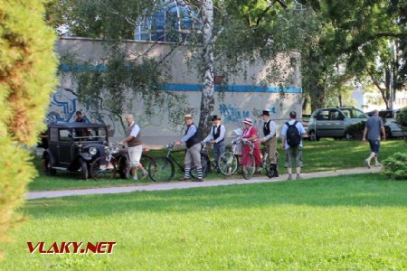 26.08.2017 - Hradec Králové, Smetanovo nábř.: Tatra 12 z roku 1927 a doboví cyklisté © PhDr. Zbyněk Zlinský