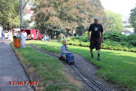 26.08.2017 - Hradec Králové, Smetanovo nábř.: pětipalcový motorový vlak s dítkem © PhDr. Zbyněk Zlinský