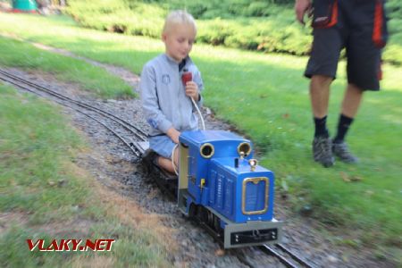 26.08.2017 - Hradec Králové, Smetanovo nábř.: pětipalcový motorový vlak s dítkem © PhDr. Zbyněk Zlinský