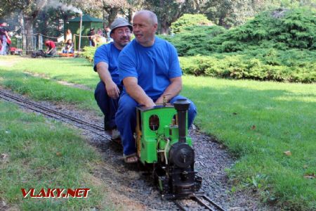 26.08.2017 - Hradec Králové, Smetanovo nábř.: pětipalcový parní vlak s dospěláky © PhDr. Zbyněk Zlinský