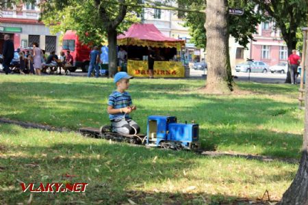 26.08.2017 - Hradec Králové, Smetanovo nábř.: malý strojvedoucí malé mašinky © PhDr. Zbyněk Zlinský