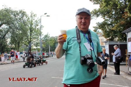 26.08.2017 - Hradec Králové, Smetanovo nábř.: Karel si vyzvedl mrňavé pivo z mrňavého pivovaru © PhDr. Zbyněk Zlinský