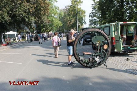 26.08.2017 - Hradec Králové, Smetanovo nábř.: replika Putonova motocyklu z roku 1894 © Karel Furiš