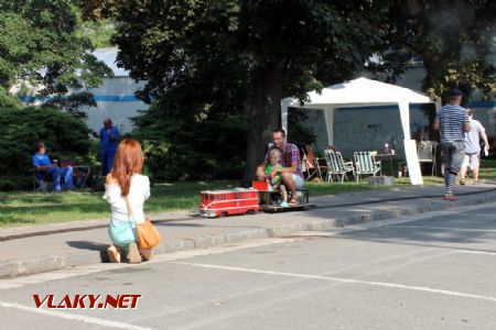 26.08.2017 - Hradec Králové, Smetanovo nábř.: mobilní dětská železnice je už v provozu © PhDr. Zbyněk Zlinský