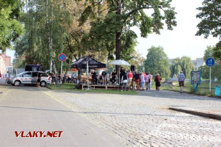 26.08.2017 - Hradec Králové, Smetanovo nábř.: je 9:55 hod. a za pět minut má začít slavnostní zahájení akce © PhDr. Zbyněk Zlinský