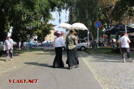 26.08.2017 - Hradec Králové, Smetanovo nábř.: k pódiu se scházejí dobově oděné dámy ... © PhDr. Zbyněk Zlinský