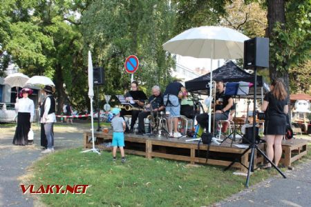 26.08.2017 - Hradec Králové, Smetanovo nábř.: hudební doprovod zajistí dixieband ''Zelená sedma'' © PhDr. Zbyněk Zlinský