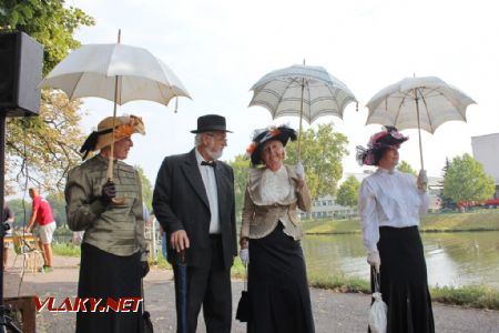 26.08.2017 - Hradec Králové, Smetanovo nábř.: dobovou štafáž humánní ... © PhDr. Zbyněk Zlinský