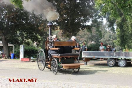 26.08.2017 - Hradec Králové, Smetanovo nábř.: ... doplní ještě parní technika © PhDr. Zbyněk Zlinský