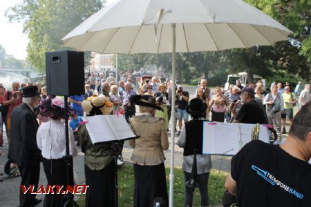 26.08.2017 - Hradec Králové, Smetanovo nábř.: publikum nepříliš četné, ale pozorné © Karel Furiš