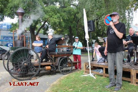 26.08.2017 - Hradec Králové, Smetanovo nábř.: Ing. Jiří Stránský seznamuje návštěvníky s programem akce, Karel naslouchá © PhDr. Zbyněk Zlinský