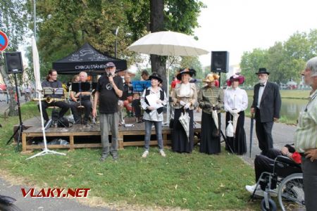 26.08.2017 - Hradec Králové, Smetanovo nábř.: Ing. Jiří Stránský seznamuje návštěvníky s programem akce, vpravo autor na vozíku © Karel Furiš