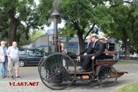 26.08.2017 - Hradec Králové, Smetanovo nábř.: replika parního automobilu Baffrey vyjíždí © PhDr. Zbyněk Zlinský