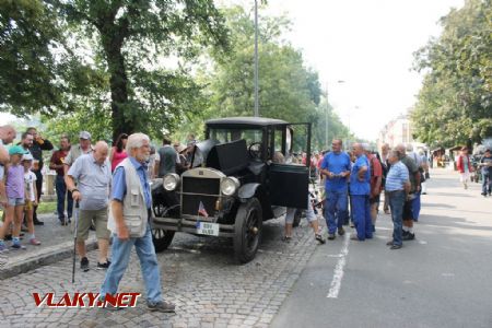 26.08.2017 - Hradec Králové, Smetanovo nábř.: parní automobil Woods-Stanley © Karel Furiš