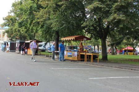 26.08.2017 - Hradec Králové, Smetanovo nábř.: stánek firmy Merkur Toys býval vždy obklopen zájemci o její modely vláčků © PhDr. Zbyněk Zlinský