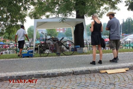 26.08.2017 - Hradec Králové, Smetanovo nábř.: další už z minulosti známý parní motocykl © PhDr. Zbyněk Zlinský