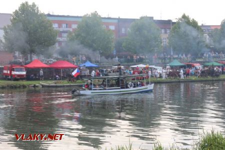 26.08.2017 - Hradec Králové, Smetanovo nábř.: parník ''Primátor Ulrich'' na pozadí sekce historické hasičské techniky © PhDr. Zbyněk Zlinský