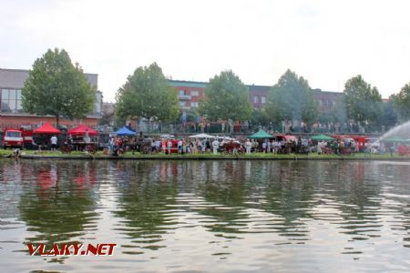 26.08.2017 - Hradec Králové, Smetanovo nábř.: nahlédnutí do sekce historické hasičské techniky přes Labe © PhDr. Zbyněk Zlinský