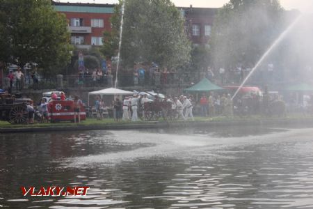 26.08.2017 - Hradec Králové, Smetanovo nábř.: manuální stříkačka dá zabrat © PhDr. Zbyněk Zlinský