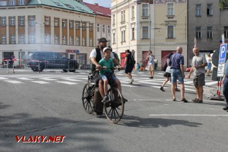 26.08.2017 - Hradec Králové, Smetanovo nábř.: tak se jezdí na páru v páru © Karel Furiš