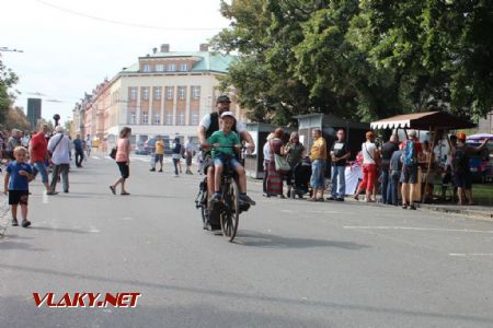 26.08.2017 - Hradec Králové, Smetanovo nábř.: tak se jezdí na páru v páru © PhDr. Zbyněk Zlinský