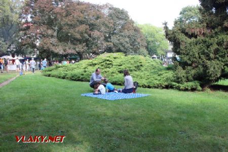 26.08.2017 - Hradec Králové, Smetanovo nábř.: piknik u trati © PhDr. Zbyněk Zlinský