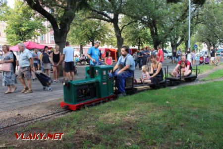 26.08.2017 - Hradec Králové, Smetanovo nábř.: pardubický ''Hugo'' s opleny upravenými na osobní vozy © PhDr. Zbyněk Zlinský