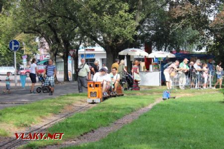 26.08.2017 - Hradec Králové, Smetanovo nábř.: domácí souprava s lokomotivou č. 2 ''JeJe'' © PhDr. Zbyněk Zlinský