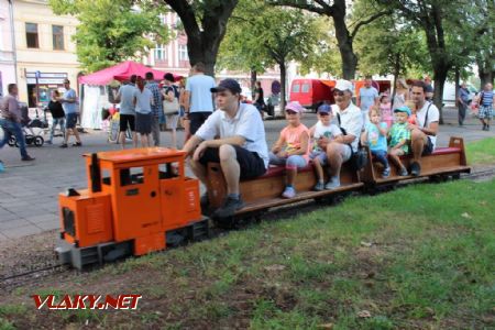 26.08.2017 - Hradec Králové, Smetanovo nábř.: domácí souprava s lokomotivou č. 2 ''JeJe'' © PhDr. Zbyněk Zlinský