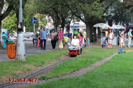 26.08.2017 - Hradec Králové, Smetanovo nábř.: osobní vlak vedený ''hurvínkem'' © PhDr. Zbyněk Zlinský