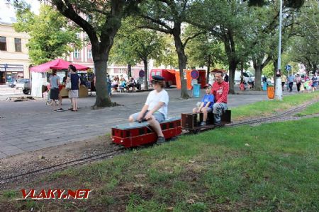 26.08.2017 - Hradec Králové, Smetanovo nábř.: osobní vlak vedený ''hurvínkem'' © PhDr. Zbyněk Zlinský