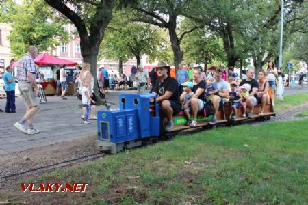 26.08.2017 - Hradec Králové, Smetanovo nábř.: domácí souprava s lokomotivou č. 1 ''Mobydick'' © PhDr. Zbyněk Zlinský