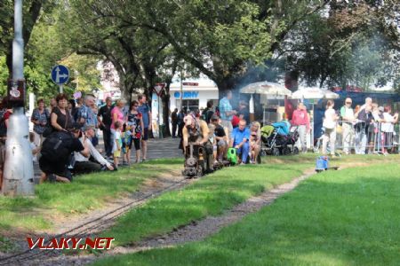 26.08.2017 - Hradec Králové, Smetanovo nábř.: malá pára č. 3 opět brzdí provoz © PhDr. Zbyněk Zlinský