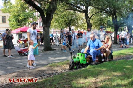 26.08.2017 - Hradec Králové, Smetanovo nábř.: ''Tati, koukej!'' © PhDr. Zbyněk Zlinský