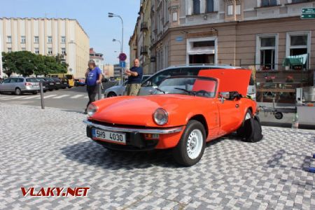 26.08.2017 - Hradec Králové, Masarykovo nám.: ... a stejně červený Triumph © PhDr. Zbyněk Zlinský