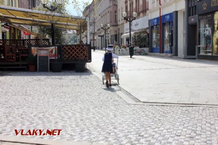 26.08.2017 - Hradec Králové, Masarykovo nám.: veterán kočárkovitý s dobově oděnou osádkou © PhDr. Zbyněk Zlinský